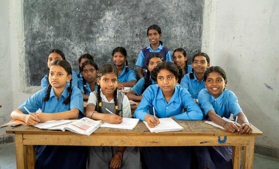 Ученицы в Пурнии, Индия, участвуют в программе инклюзивного образования.